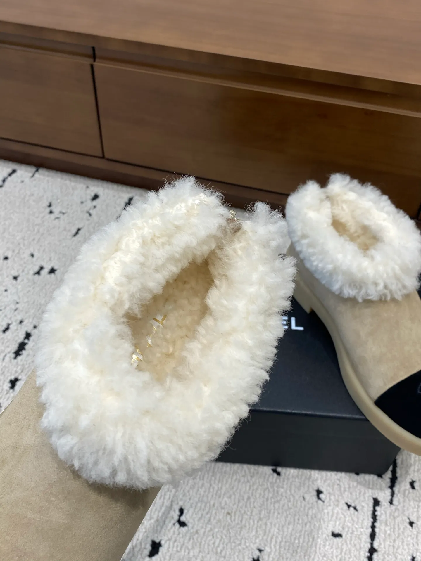 👟👟Ex-factory price 640👟👟 🍀Chanel 2025 autumn and winter style wool shoes Chanel new autumn and winter genuine wool slippers and boots Xiaoxiang 2025 autumn and winter one of the most beautiful snow boots Classic, beautiful and warm snow boots ❤️super warm! It's enough to have it this winter, it's really beautiful and fairy~ Materials and craftsmanship: The upper is made of custom sheepskin/wool/sheepskin, and the inner pads are all made of wool. It feels very soft and comfortable! The sole is the original TPU outsole Size: 35-39 (40.41 customized, non-refundable)